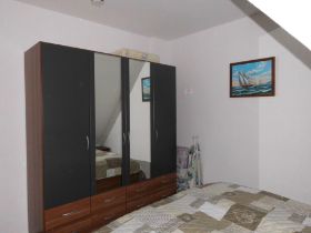 Schlafzimmer-1-Schrank.jpg